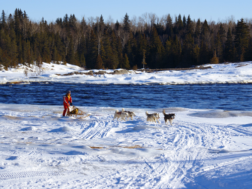 tra&icirc;neau sur rivi&egrave;re gel&eacute;e